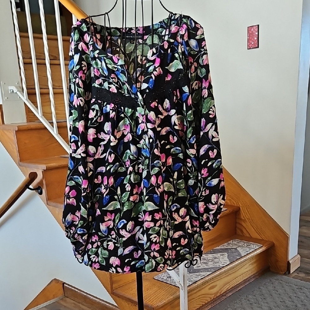 👚Adrienne Vittadini Black Floral Top